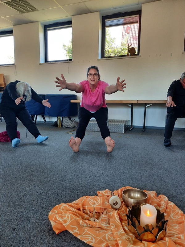 Yoga auf dem Stuhl